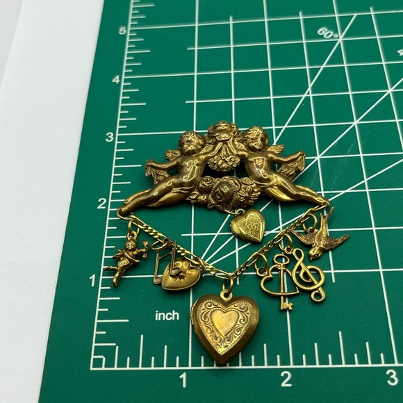 Charming Gold Brass Cherub Babies Angel Brooch with Heart Charms Locket Brooch - Picture 11 of 11